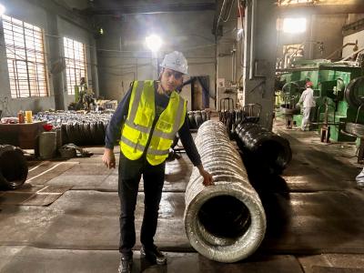 Marockí klienti vykonávajú-inšpekciu na mieste v Aotian Steel, pričom sú sved...